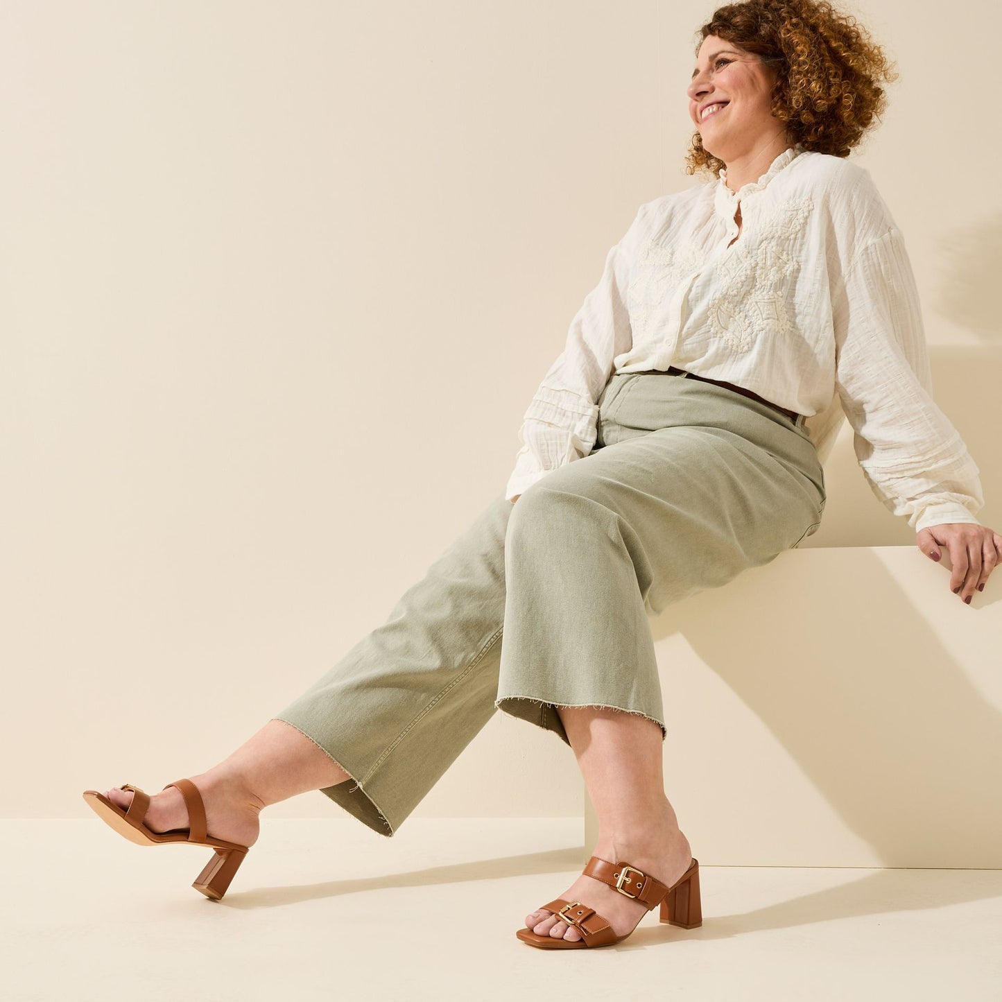 Mules con tacón ancho ajustable en H - modelo Iza